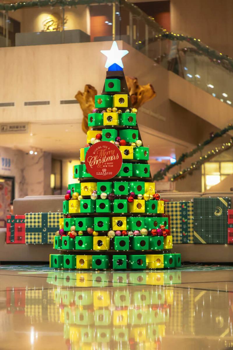 迎接即將到來的耶誕佳節，長榮鳳凰（礁溪）酒店將環保創意與實際行動結合，推出一座以65個被淘汰的木製面紙盒手工打造的環保耶誕樹，以獨特方式傳遞對環境保護的重視。（長榮鳳凰酒店提供）