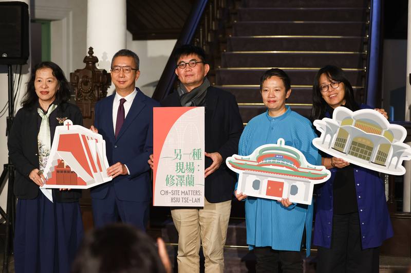 國立台灣博物館推出「另一種現場：修澤蘭」特展，帶領民眾認識這名打造景美女中圖書館、陽明山中山樓等，戰後台灣現代建築史重要女性建築師；修澤蘭兒子傅德修（左2）、台博館館長陳登欽（中）等人9日出席開幕記者會