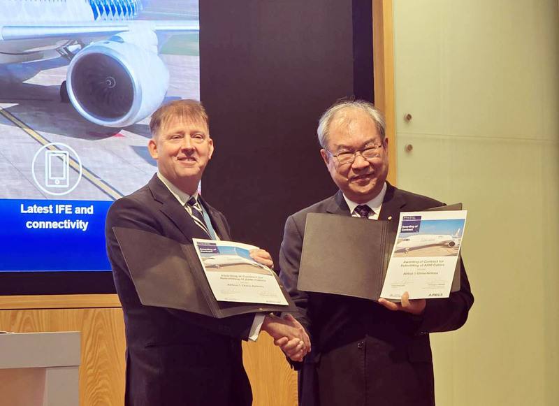 華航與空中巴士在德國漢堡簽訂A350客艙升級合約，由華航總經理高星潢（右）與空中巴士資深副總裁暨亞太區商業客戶主管祖魯爾（Chris Drewer）（左）代表簽署
