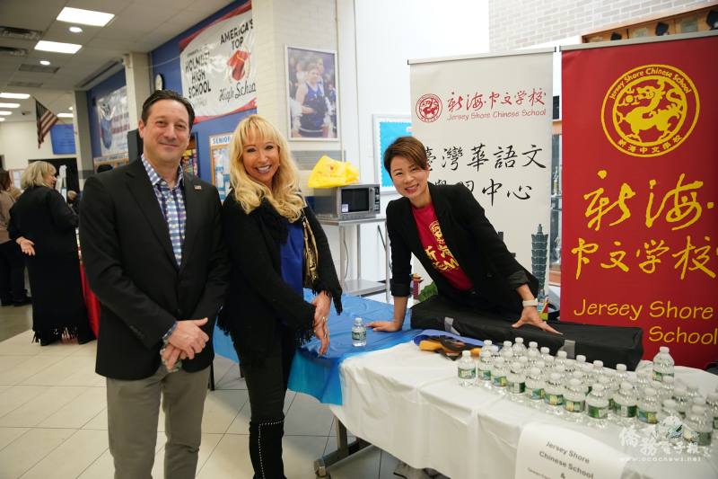 新海中文學校校長林依静(右一)向含德市市長 Rocco Impreveduto和含德市共和黨主席 Marcy McMullen (左一, 左二) 熱情介紹學校與臺灣華語文學習中心(TCML)。