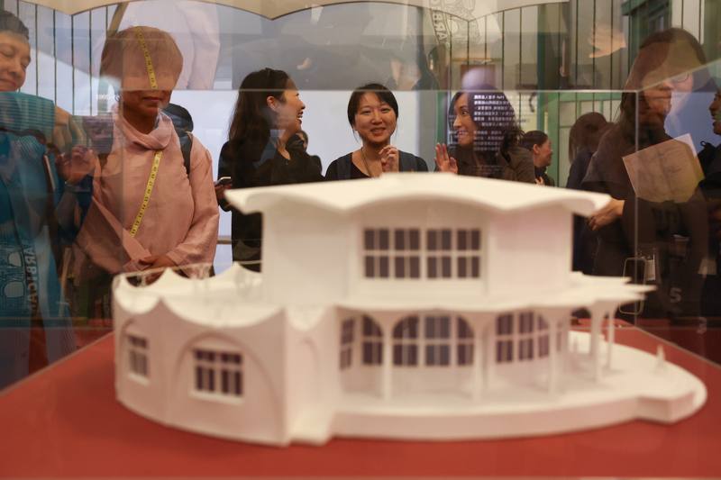 「另一種現場：修澤蘭」特展9日舉辦開幕記者會，策展團隊指出，建築師修澤蘭的建築作品遍布全台各地校園，現場並規劃一處展區呈現其兼顧美感實用的校園建築特色，吸引參展民眾駐足