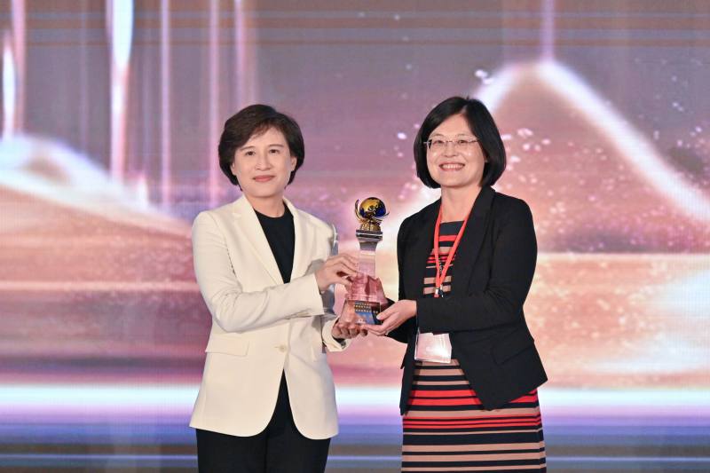 鄭副院長頒發透明晶質獎