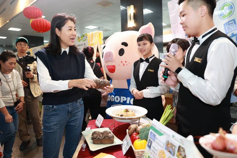 為推廣青農產品及台灣優質豬肉，南投縣政府20日、21日將舉辦「青農新食代，南投豬豬嘉年華」，縣長許淑華（前左）10日歡迎民眾來品嚐優質國產豬肉