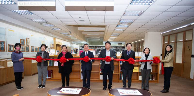 中國文化大學入選「2024年海外韓國資料室支援計畫」，成為韓國國立中央圖書館的第35所海外合作機構，將獲得韓國書籍捐贈，文大圖書館並舉行「韓國資料室」啟用典禮。（文化大學提供）