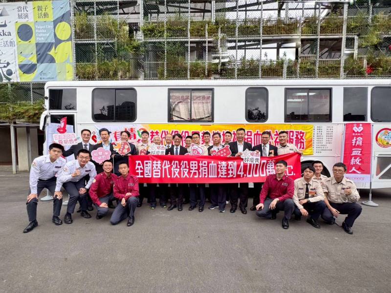 主任秘書黃駿逸與捐血役男大合照