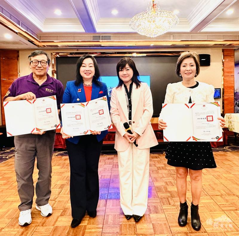 橙縣文教中心主任蕭蓓如頒發僑務委員會感謝狀予主辦單位團隊。