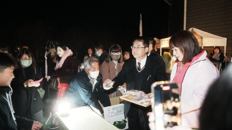 台南市長黃偉哲（前右2）8日造訪日本茨城縣土浦市水鄉櫻燈節，行銷台南。前右1是土浦市長安藤真理子。（台南市政府提供）