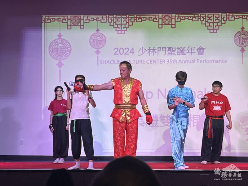 少林門文化中心創辦人鍾永寄師父(中)致歡迎詞