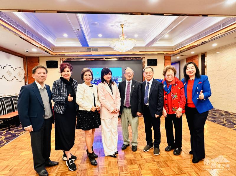 臺灣大學校友會會長路琳（右１）與召集人僑務顧問張竹平感謝所有各單位的支持。