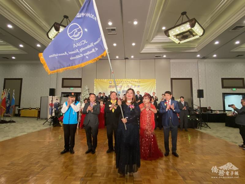 曾翔瑜接下校友會旗幟，表示希望帶領大專院校聯合校友會創造更輝煌的成就