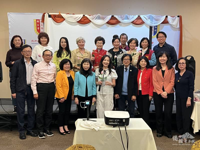 北加州中文學校聯合會會長李娜亞(右五)感謝大家的支持