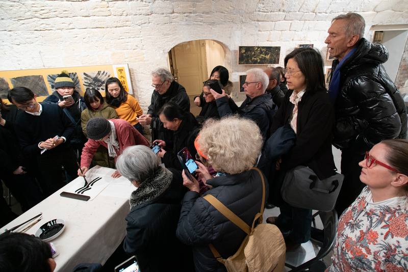 書法家施春茂於11月23日在巴黎藝廊Galerie Librairie Impressions現場揮毫，觀眾反應熱絡