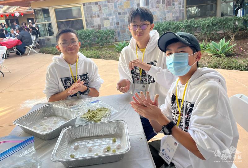 FASCA-SD members shaping tangyuan.