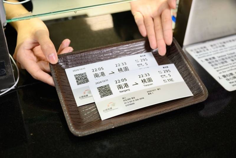 台灣高鐵公司11日表示，即日起車票全新改版，以QR Code紙票逐步取代原本的磁條式車票，旅客可以直接掃描通過閘門，更省時、方便。（台灣高鐵提供）