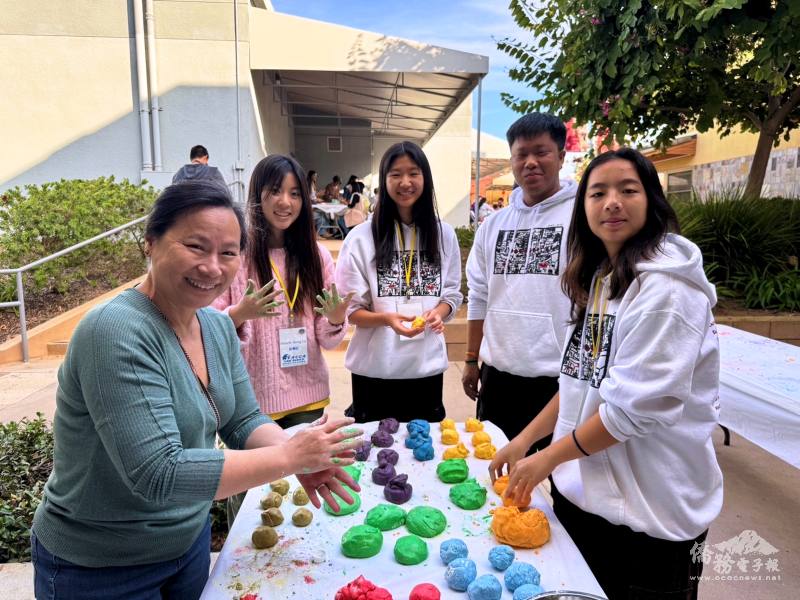 FASCA-SD members prepared vibrant, colorful dough for younger students.