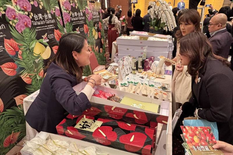 台南市獲邀參加日本東京花道國際博覽會（Ikebana Internat ional Fair），並以文旦柚加工品、花卉、農特產品為主題設攤。（台南市政府提供）