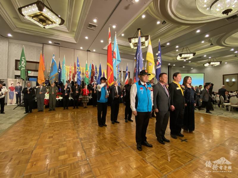 曾翔瑜及湯克成帶領各校友會會旗向在場來賓致意