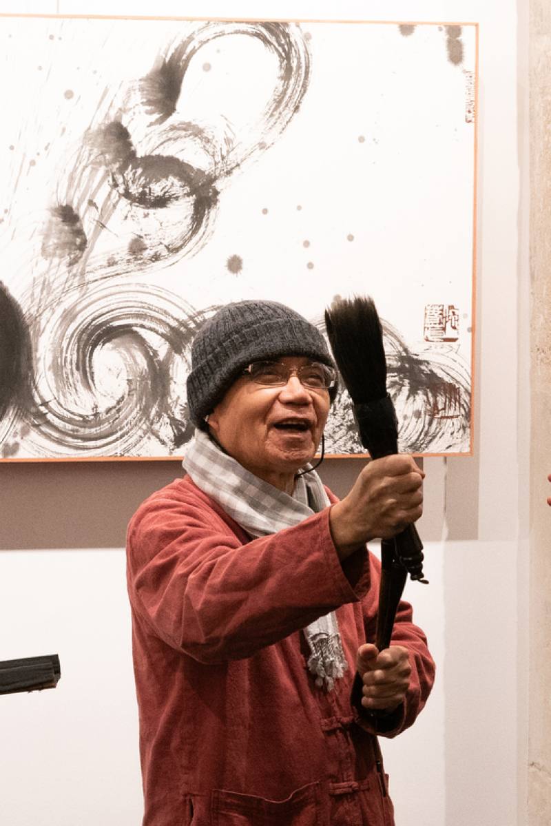 「筆墨無境-施春茂當代書藝展」於11月13日至12月7日，在巴黎藝廊Galerie Librairie Impressions展出，施春茂親至現場與觀眾互動