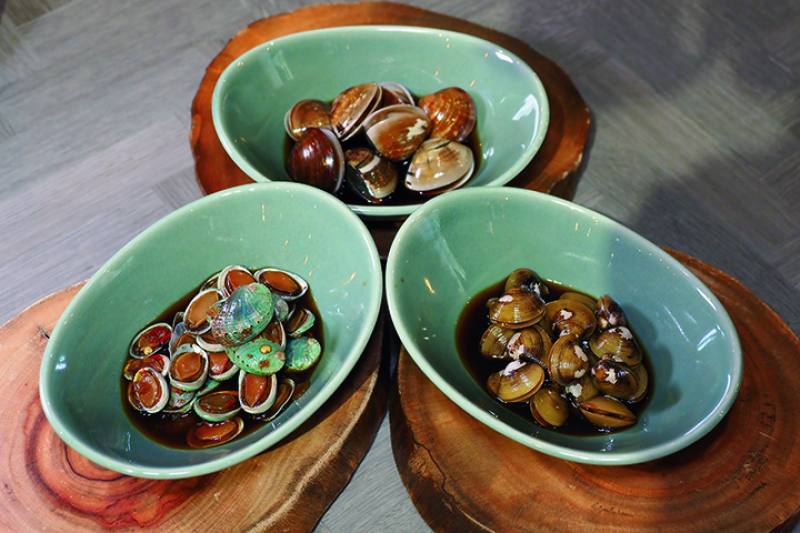 Following the principles of Taiwanese cuisine, salted shellfish are marinated using a combination of spices (garlic and chili), herbs (licorice), and seasonings (soy sauce and rice wine). The rice wine not only helps to enhance the flavor, but also acts a