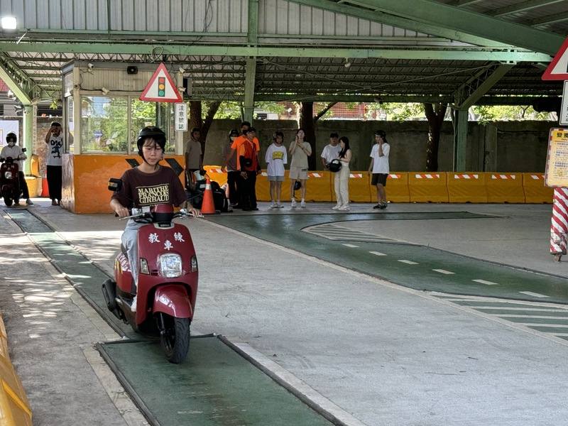 交通部公路局表示，凡經完整「機車駕訓」課程後取得駕照者，每人可獲新台幣1300元補助，今年已逾4.2萬人報名，駕訓補助2025年將接續辦理