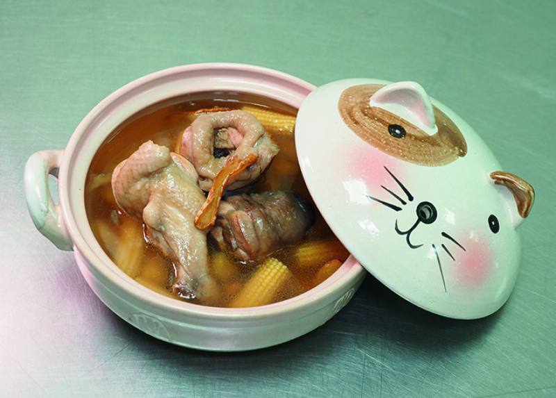 “If you survive childbirth, you’ll get chicken cooked in wine. If not, you’ll get four coffin boards.” The saying bears witness to how sesame oil chicken, which is cooked with rice wine, is an integral part of traditional postpartum recovery in Taiwan.​​