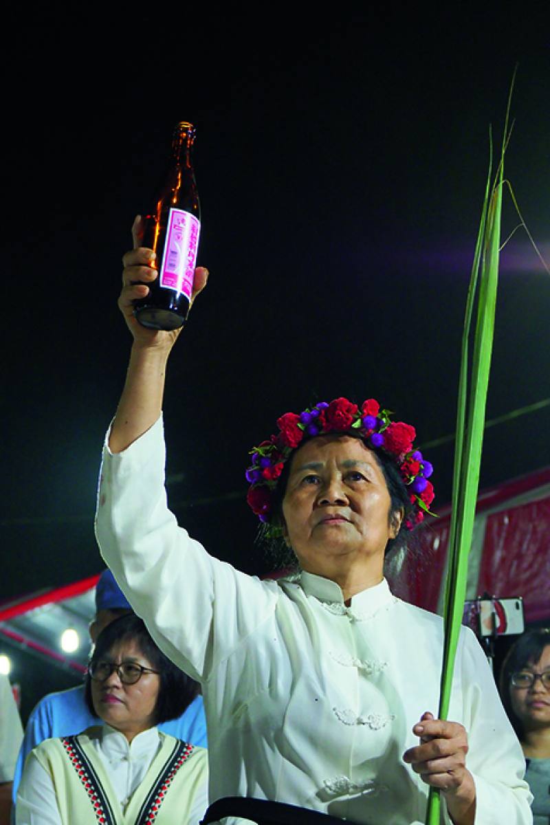Indigenous Taiwanese use rice wine in traditional ceremonies. The photo shows a Taizu Night Ceremony held in the Siraya community of Toushe in Tainan’s Danei District.