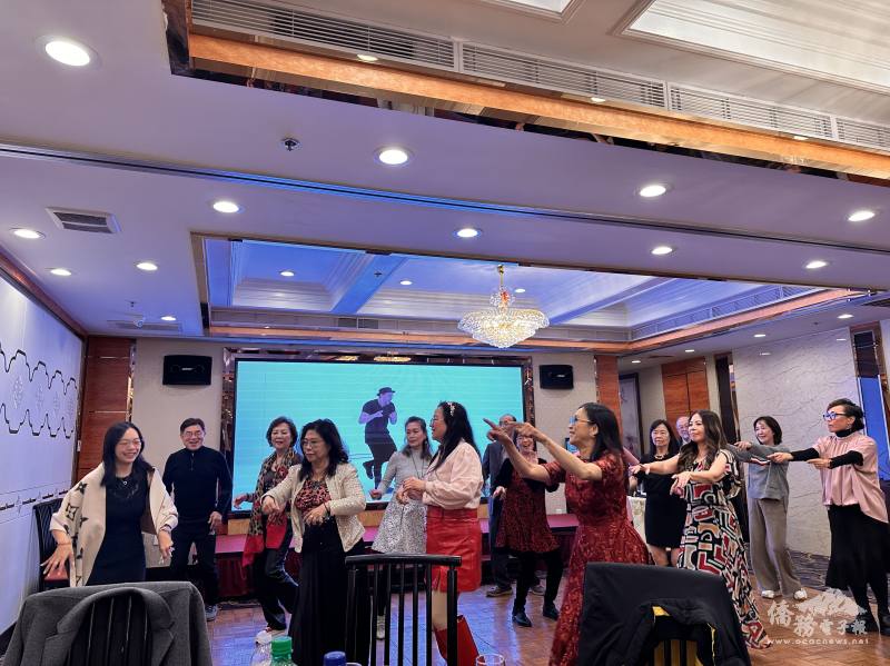 臺灣大學校友會青年團與現場來賓一起合跳瑪卡蓮娜〈Macarena〉。