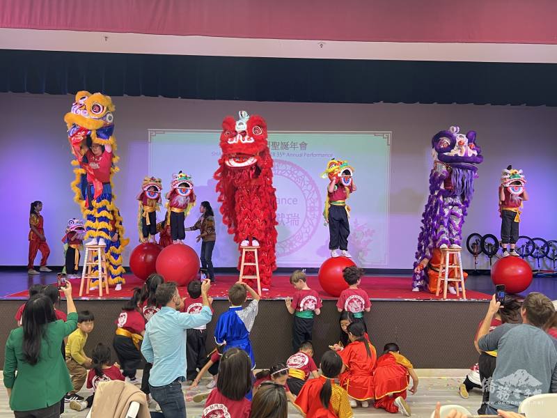 少林門文化中心獅隊開場表演