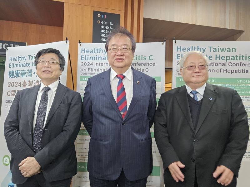 台灣拚2025年消除C肝，衛福部長邱泰源（中）12日表示，經擴大篩檢、健保給付等措施，2025年有信心達標，最後一哩路將加強慢性病共病患者以及藥癮者、監獄受刑者的篩檢與治療，防止再度感染