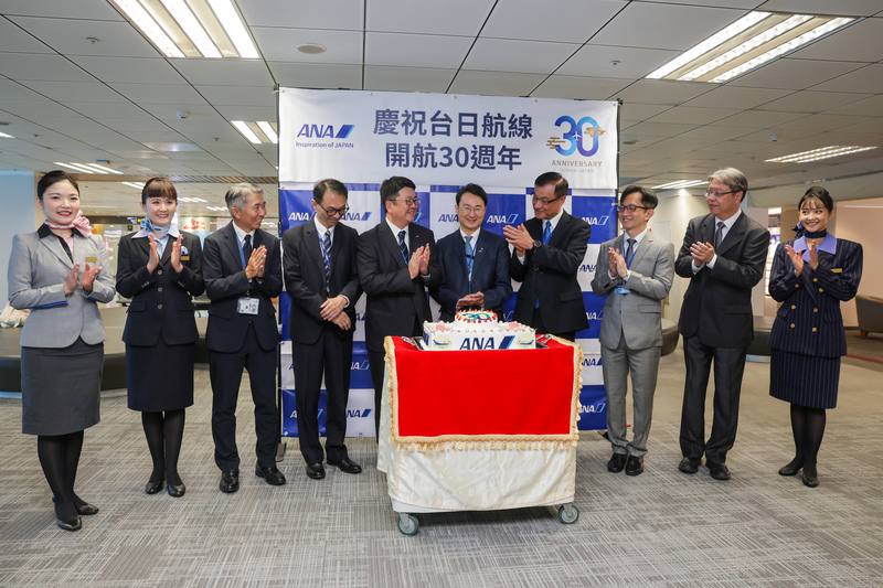 日本航空公司全日空（ANA）12日在台北松山機場舉辦慶祝台日航線開航30週年紀念儀式，日本台灣交流協會副代表服部崇（右5）、台灣日本關係協會會長蘇嘉全（右4）等人出席