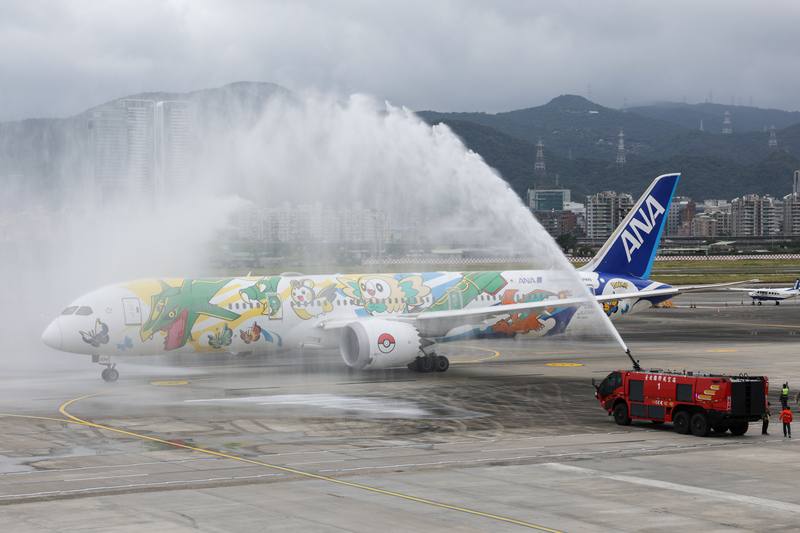 日本航空公司全日空（ANA）12日在台北松山機場舉辦慶祝台日航線開航30週年紀念儀式，下午搭乘台北飛東京航班的旅客搭上皮卡丘彩繪機，航空公司於起飛前以噴水儀式慶祝