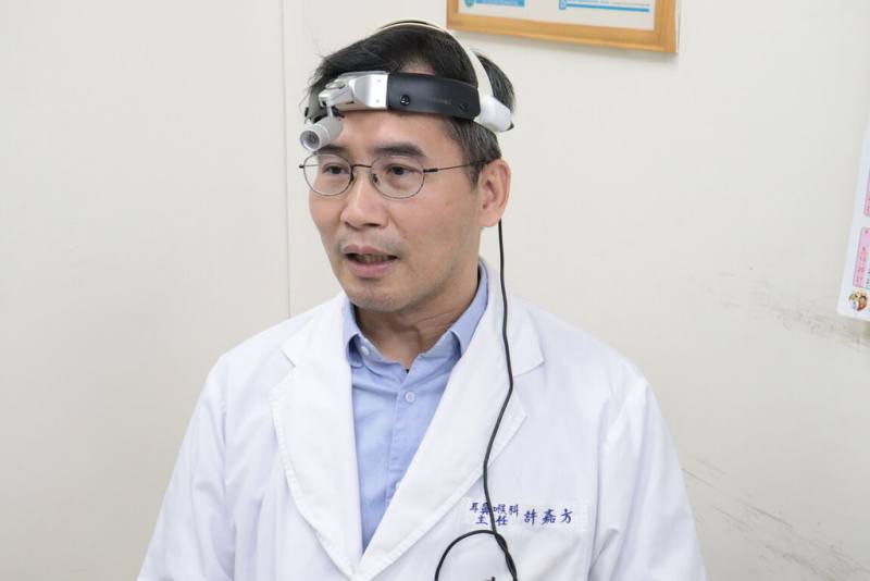 陳姓男子左耳突然有耳脹感、耳鳴，3天後左耳喪失聽力，被診斷為突發性耳聾「耳中風」，經衛生福利部彰化醫院耳鼻喉科主任許嘉方（圖）會診高壓氧中心及中醫科施予合併治療，男子2週後已恢復聽力。（彰化醫院提供）