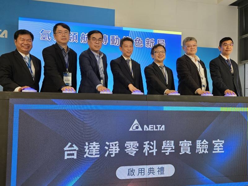 台達電淨零實驗室12日舉行啟用儀式，台達電董事長鄭平（圖中）表示，希望藉此組建氫能國家隊，攜手台灣產業夥伴逐步推動材料的本土化。環境部長彭啟明（左3）、國發會副主委詹方冠（右3）到場支持