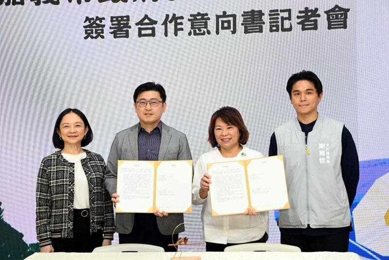 嘉義市長黃敏惠（右2）12日與文化內容策進院長盧俊偉（左2）簽署合作意向書，盼加速影視補助及投資、文化創業加速器、文化科技場域合作等項目發展，為嘉義市文化內容產業提供更多機會與資源