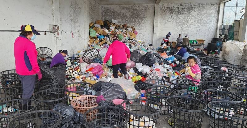 馬公市長黃健忠12日指出，現有馬公市清潔隊的資源回收場空間狹小，設施老舊，安全堪慮，經爭取終獲中央與縣府補助經費重建，未來可大幅提升清潔隊工作環境與資源回收的效率