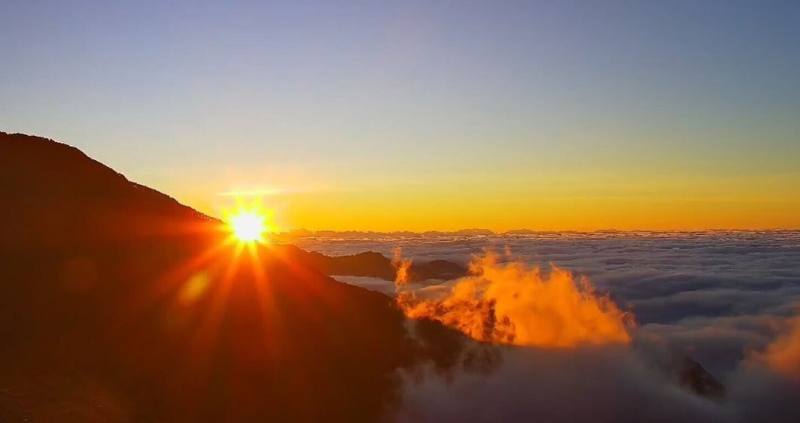 台東縣政府設置在南橫公路最高點的埡口即時影像，近日捕捉到美麗的曙光、日出、雲海，引起廣大迴響。民眾可透過手機迎接2025年第一道曙光，當天鏡頭將定格在日出方向。（台東縣政府提供）