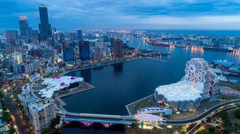 高雄市政府宣布，「2025 Kaohsiung Wonderland 冬日遊樂園」將於2025年1月25日至2月16日在愛河灣（圖）登場，超人氣「吉伊卡哇」（Chiikawa）屆時將降臨愛河灣。（高雄市政府提供）