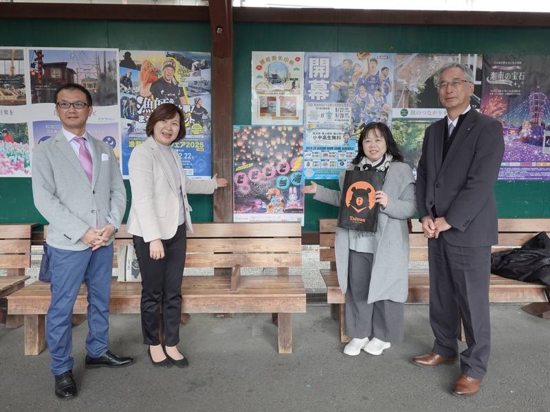 交通部觀光署與日本的「江之島電鐵」合作推出台灣燈會號彩繪列車，車站張貼台灣觀光海報。圖為江之電經營管理部專任部長佐藤克久（左1）、駐日橫濱分處處長張淑玲（左2）、觀光署東京事務所主任鄭憶萍（右2）、藤澤市觀光協會經理山口泰生（右1）