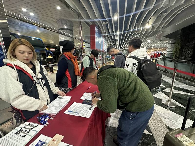 花蓮縣政府與香港快運航空促成香港－花蓮直航，首航班機12日晚間抵達花蓮航空站，縣府也推出多項旅遊好禮迎賓，包括限量發放價值新台幣1000元消費券等