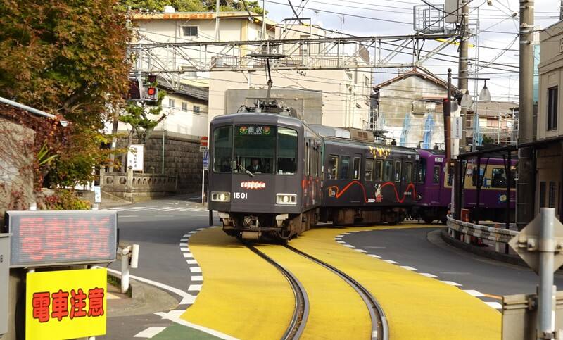 日本「江之島電鐵」沿線有綠色美景、廟宇、神社、海景等，常吸引鐵道迷前往打卡。江之電推出台灣燈會號彩繪列車，盼能增進國際親善交流