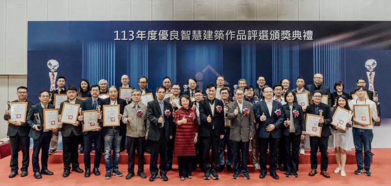 董建宏次長與獲獎團體共同合影