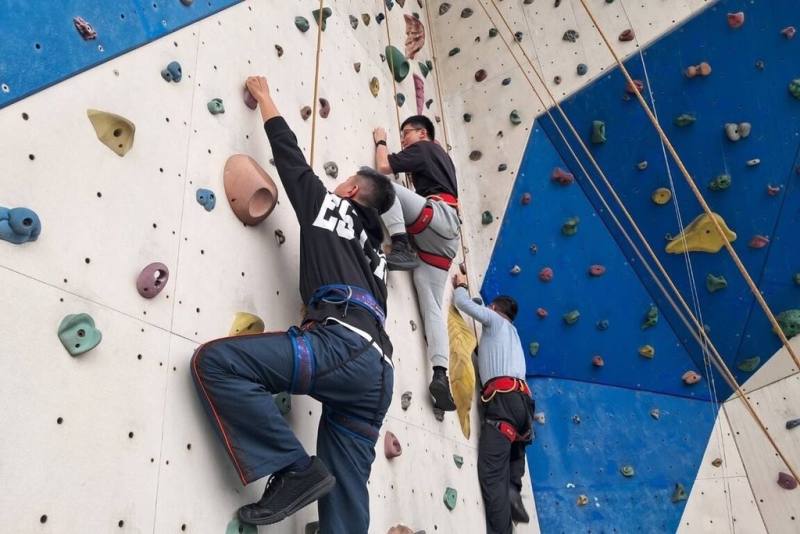 園市政府民政局表示，民防訓練過去著重服務及法治觀念宣導，為強化全民防衛韌性，今年改以實作訓練為主，課程首度結合攀岩場模擬災害情境，讓替代役男從中學習應對突發狀況，提高身處複雜環境的心理素質能力。（桃園市政府民政局提供）