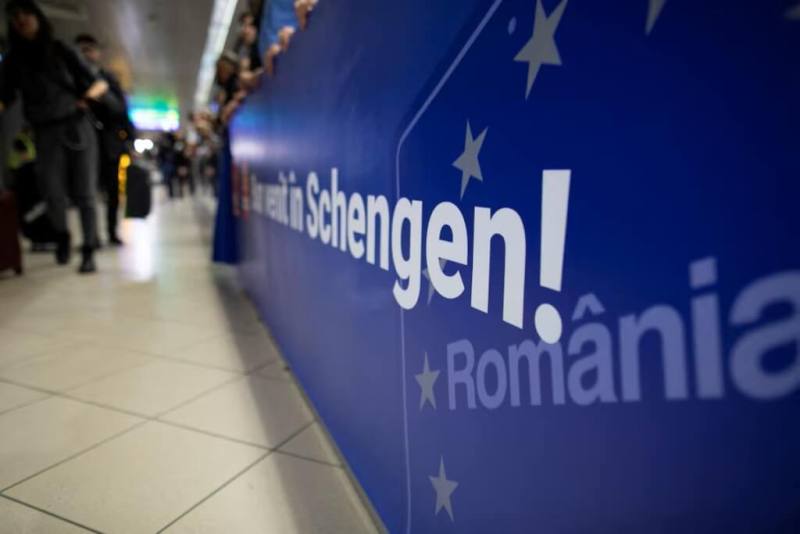 圖為羅馬尼亞亨利科安德機場入境大廳內掛著「歡迎來到申根區」圖樣。（路透社）