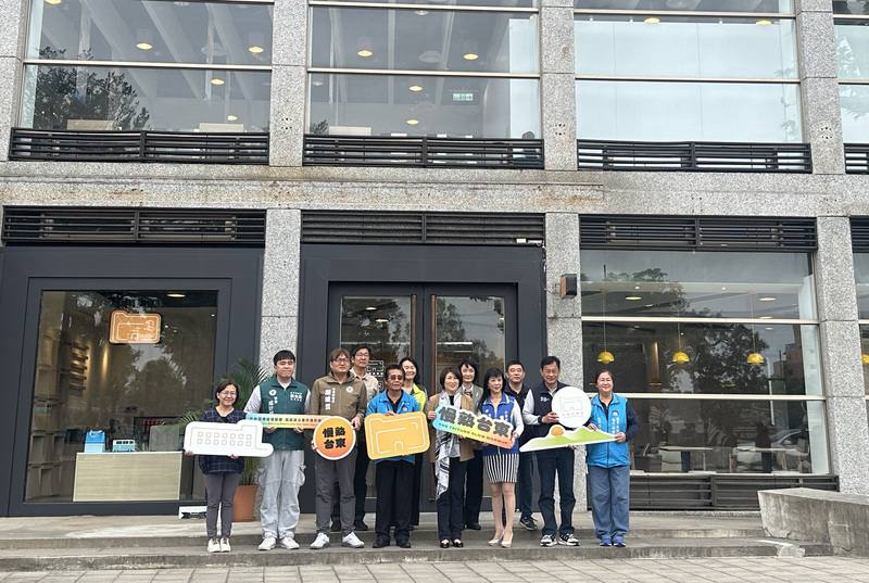 台東故事館13日重新開幕並推出首檔主題展覽「慢熟台東」，縣長饒慶鈴（前右4）出席開幕儀式表示，故事館將轉型為多功能複合式藝文場域，盼帶給居民與旅客豐富的藝術文化體驗