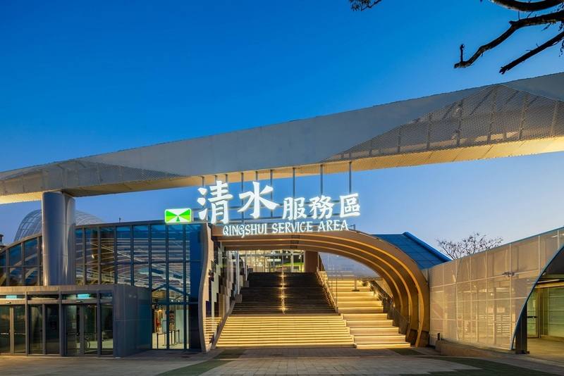 有國道金雞母之稱的「清水服務區」2024年3月由統一超商接手營運，重新改裝後14日啟用，以「清水風帆 馳乘飛翔」為主題意象，融入清水豐富自然生態、人文風情、地方工藝等設計。（統一超商提供）