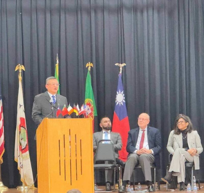 駐芝加哥辦事處長類延峰12日在西北伊利諾州國際經貿論壇介紹台灣經貿發展與科技投資方向。（駐芝加哥辦事處提供）