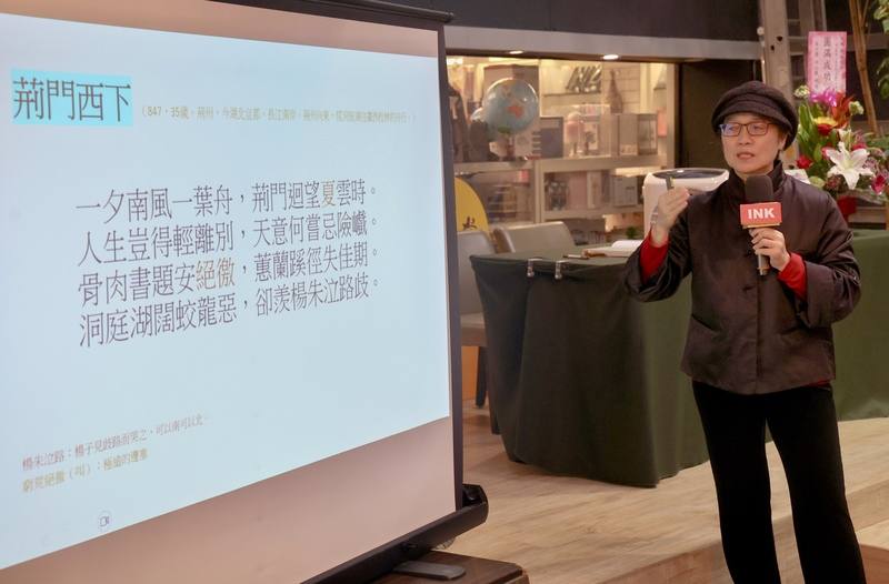 作家簡媜（圖）14日在台北舉行新書「一個人漫遊，古典森林：遇見陶淵明、杜甫與李白、李商隱」分享會，與讀者探索詩人的生命、人生與詩，以及隱藏在詩歌內的生命故事。