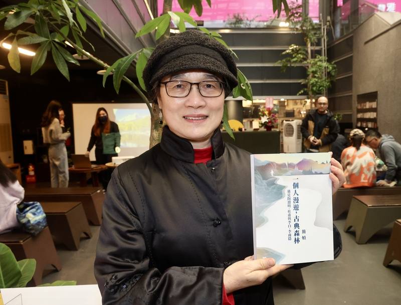 作家簡媜（前）14日下午在台北舉行「一個人漫遊，古典森林：遇見陶淵明、杜甫與李白、李商隱」新書分享會，邀請讀者共賞古詩詩人的好詩。