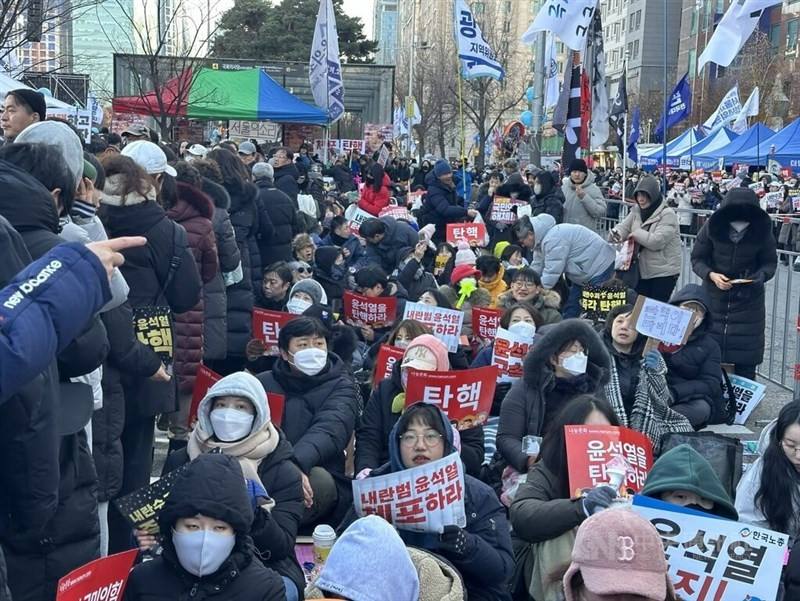Demonstrators take part in a sit-in protest close to the National Assembly in Seoul, waiting for lawmakers to vote on South Korean President Yoon Suk Yeol's impeachment on Saturday. CNA photo Dec. 14, 2024
