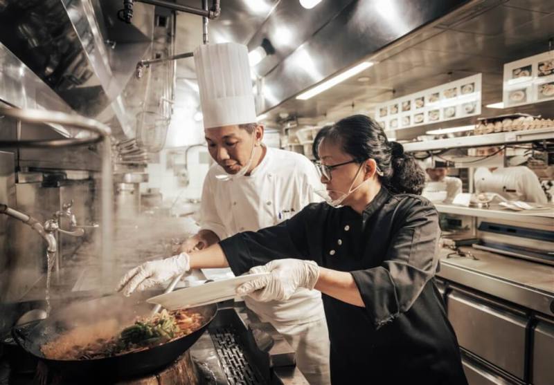 首頁 / 生活
黑白大廚學餐名家來台客座 還原韓國學餐
2024/12/15 13:00（12/15 14:21 更新）
韓國熱門料理實境節目「黑白大廚」中的學餐名家李美英（前）來台客座，親自傳授料理祕訣。（台北君悅酒店提供）